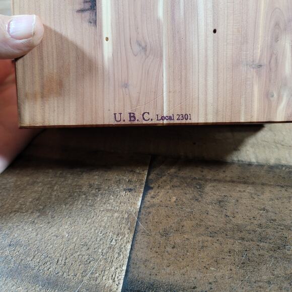 New American Bible Remembrance Edition in Cedar Box - Picture 5 of 12